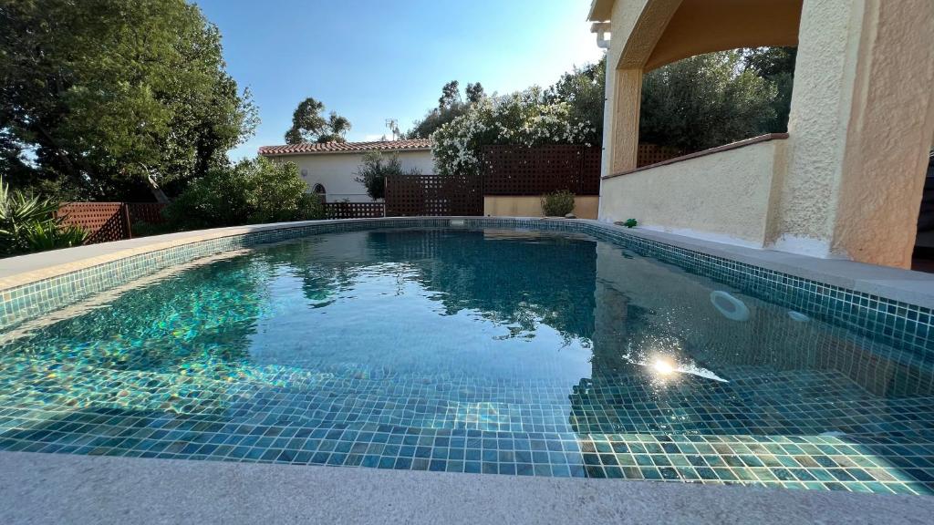 Majoituspaikassa Preciosa casa en Mas Fumats con piscina y bonitas vistas tai sen lähellä sijaitseva uima-allas