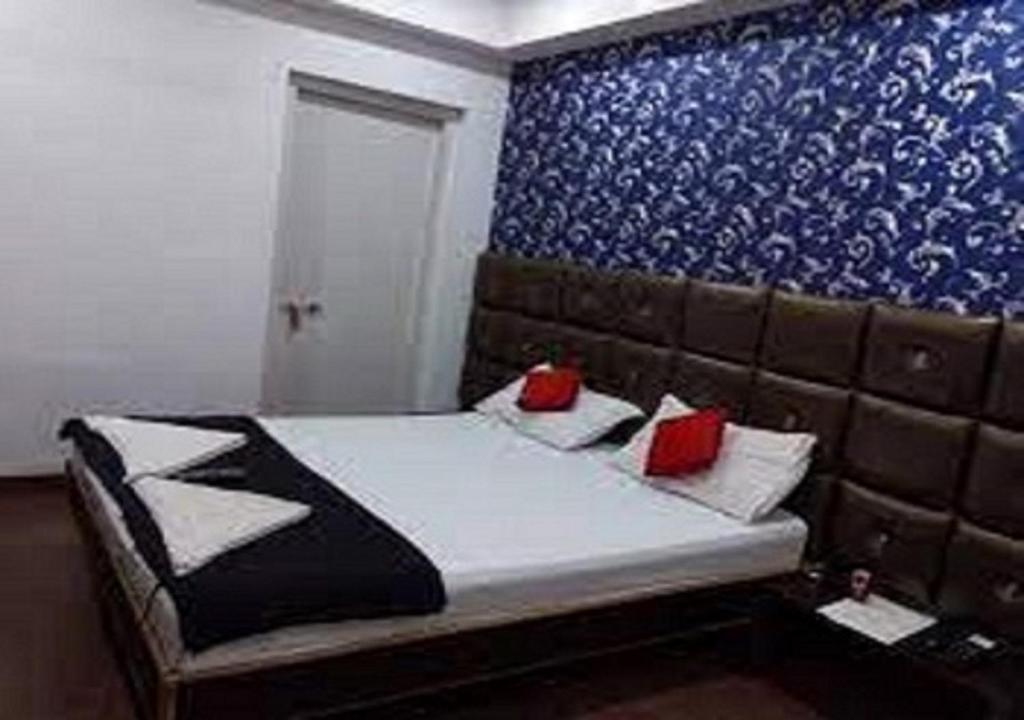 Postel nebo postele na pokoji v ubytování Hotel Geetanjali St Bus Stand Panvel