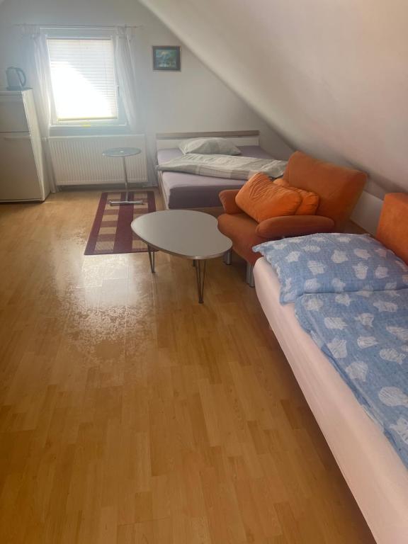 a small room with two beds and a table at Übernachtung Möglichkeit in Eitensheim