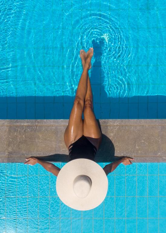 Bazén v ubytování Oceanides Luxury Apartments nebo v jeho okolí
