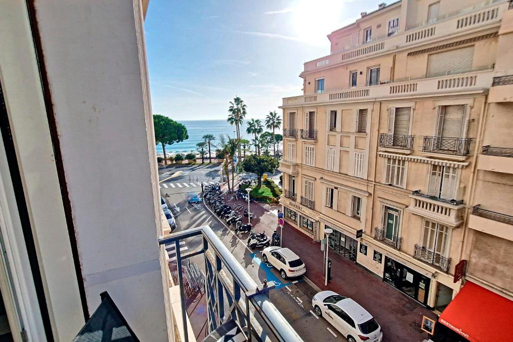 - un balcon donnant sur une rue de la ville avec des voitures dans l'établissement HENRI CAMILLE REAL ESTATE- Miramar - one bedroom apt - Croisette sea view, à Cannes