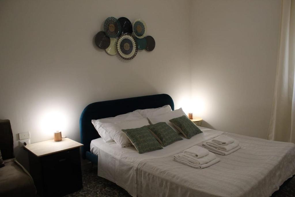 サン・チェザーリオ・ディ・レッチェにあるCamera di Luna Primeのベッドルーム1室(ベッド1台、タオル2枚付)
