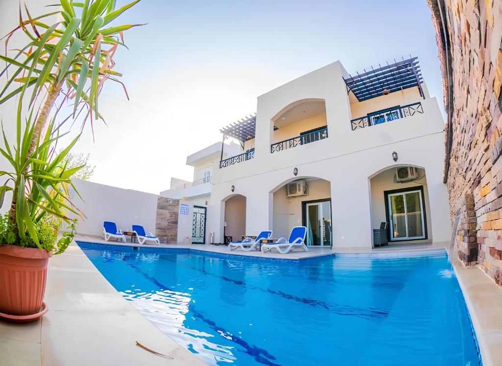 Royal Home Luxor Pool View 내부 또는 인근 수영장