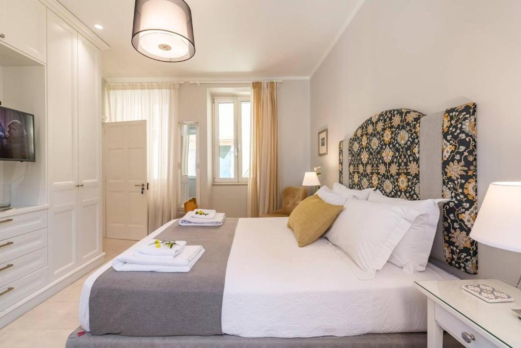 Łóżko lub łóżka w pokoju w obiekcie Palazzino Leone - Corfu Old Town Liston Deluxe Apartment