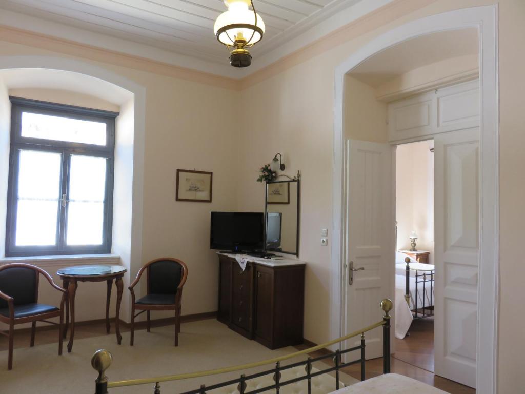 TV a/nebo společenská místnost v ubytování Phaedra Hotel