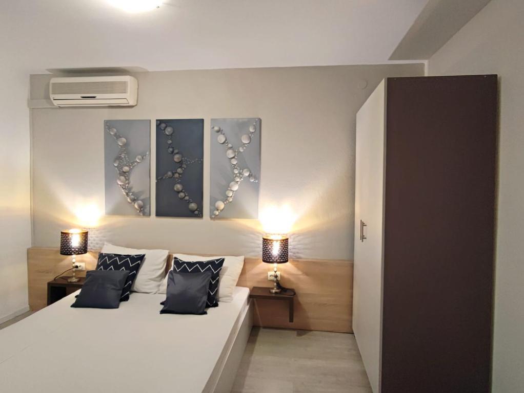 Postel nebo postele na pokoji v ubytování Apartments Gavran 2.