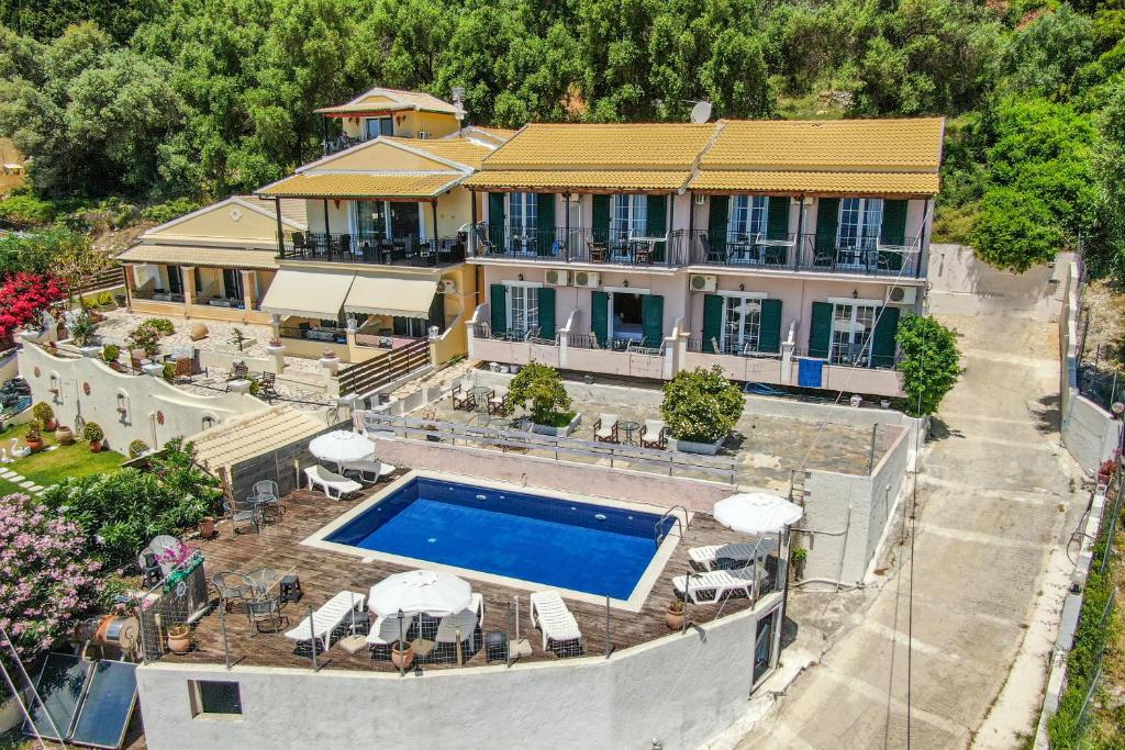 una vista aérea de una casa con piscina en Spyridoula Studio 2, en Paleokastritsa