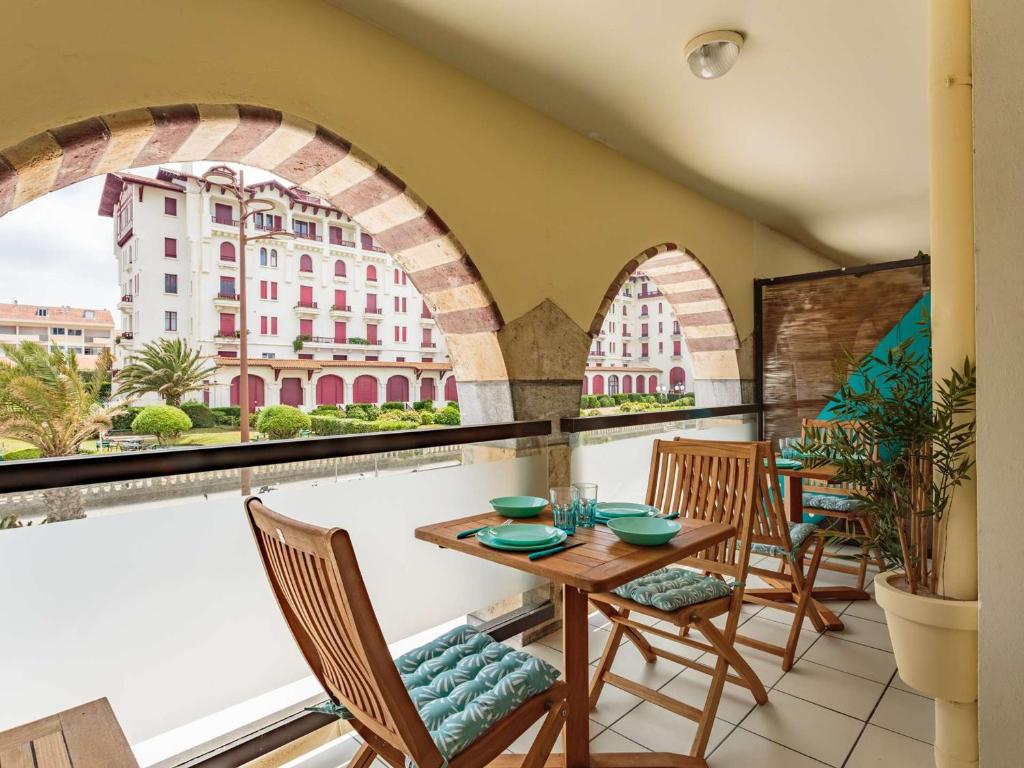 d'un balcon avec une table et des chaises et une vue sur un bâtiment. dans l'établissement Studio Rare, Refait à Neuf, Face à la Mer à Hendaye - FR-1-2-431, à Hendaye