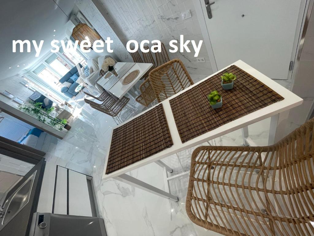 ベニドルムにあるMy Sweet Oca View & Oca Skyのテーブルと椅子が備わる客室です。
