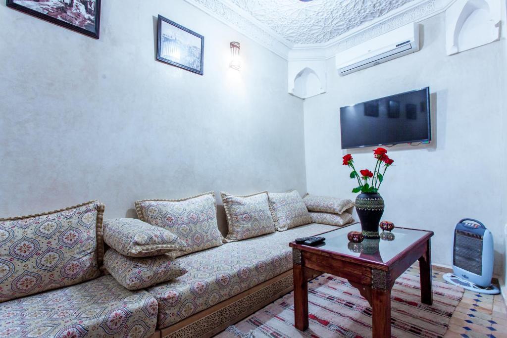 TV a/nebo společenská místnost v ubytování Riad Chams Marrakech