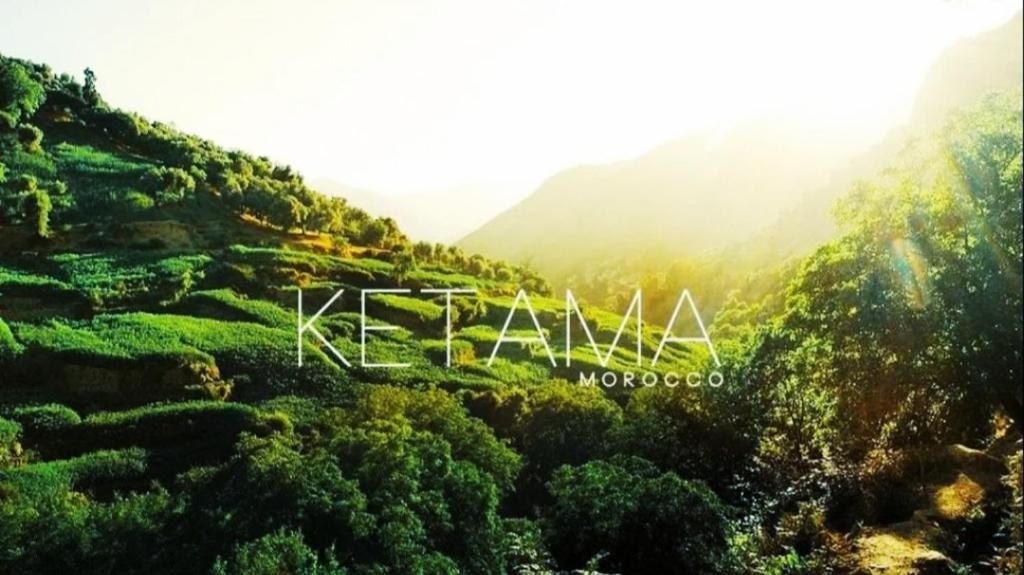 Une photo d'une montagne avec le mot karma sur elle dans l'établissement Ketama ketama issagen, à Ketama