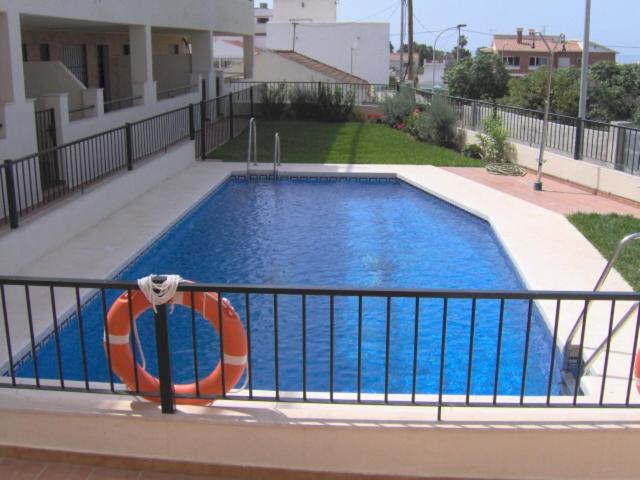 einen Pool auf dem Balkon eines Hauses in der Unterkunft La Kentia in Rincón de la Victoria