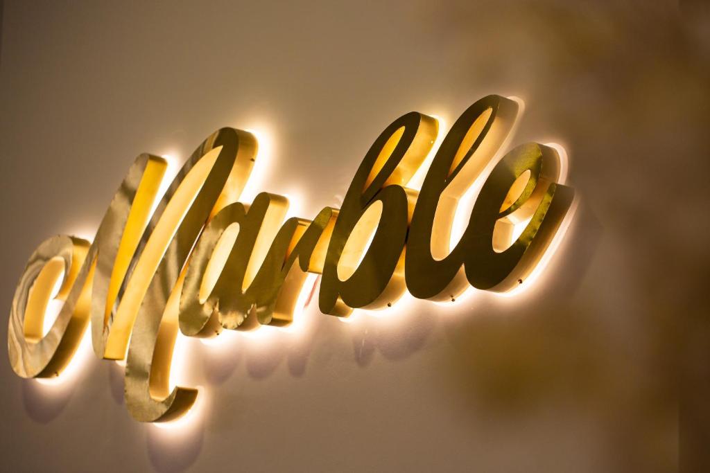 Una señal que dice salvaje escrita en oro en Marble Hotel, en Estambul
