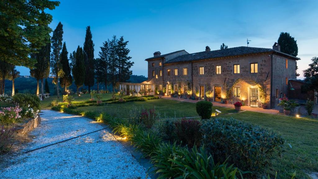 un domaine avec un jardin et un bâtiment dans l'établissement AQUADIVINA 16, Emma Villas, à Palaia