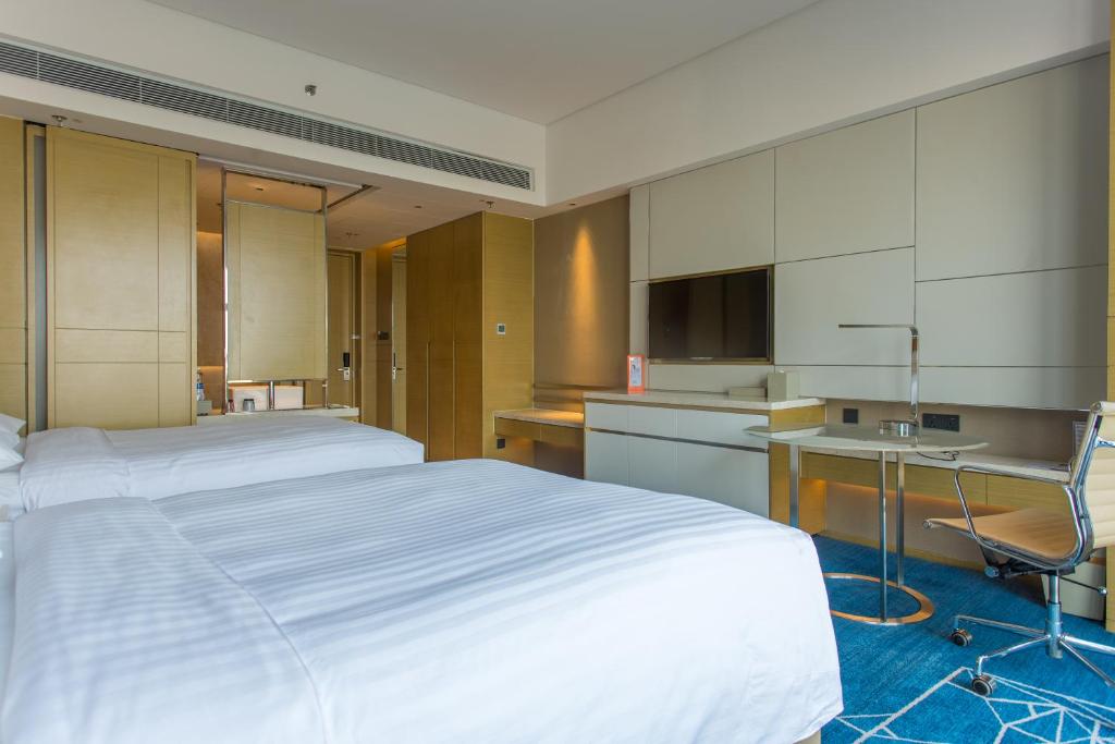 Postel nebo postele na pokoji v ubytování Courtyard by Marriott Shunde Longjiang, Near Furniture Fair