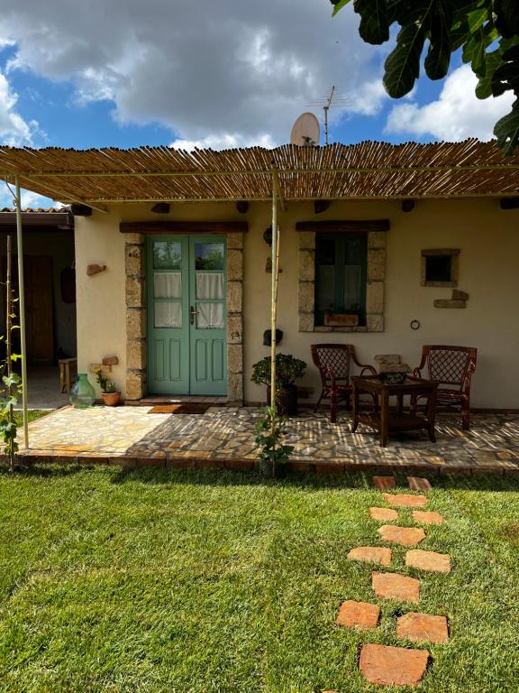 una casa con una puerta verde en el patio en Graziosa stanza campidanese Su segundu, en Oristano