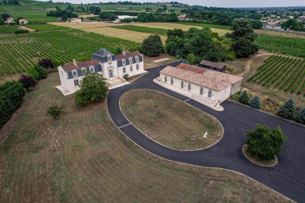una vista aérea de una casa grande con una carretera en Domaine Grand Piquecaillou - L'appartement Loupiac, 