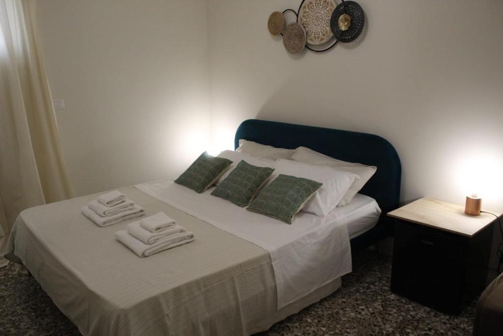 サン・チェザーリオ・ディ・レッチェにあるCamera di Luna Estateのベッドルーム1室(タオル付)