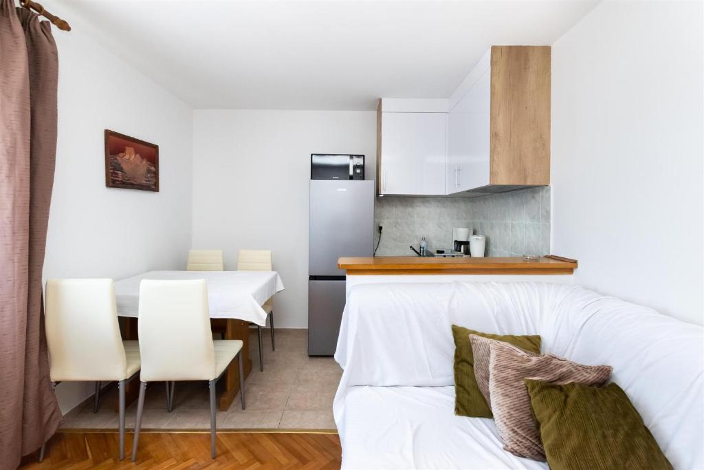 Кухня или мини-кухня в Apartments Zdenka
