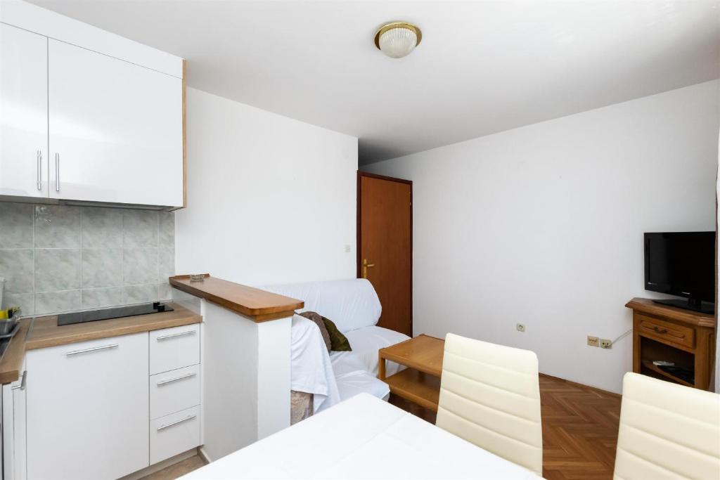 Кухня или мини-кухня в Apartments Zdenka
