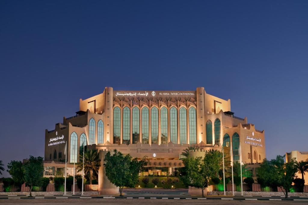 un grand bâtiment avec beaucoup de fenêtres dans l'établissement Al Ahsa InterContinental, an IHG Hotel, à Al-Hassa