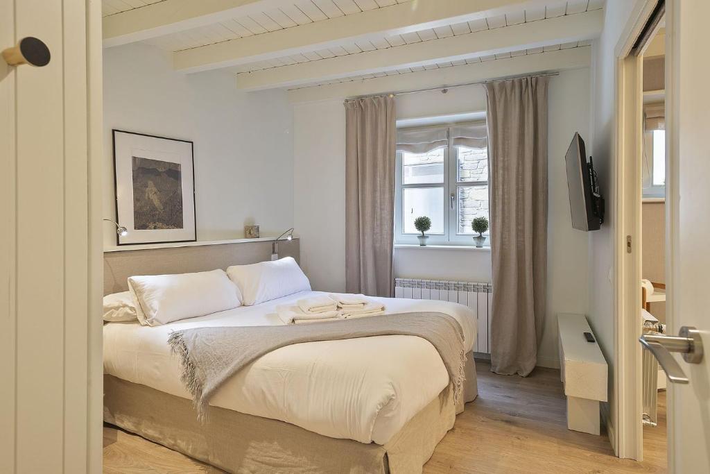 Posteľ alebo postele v izbe v ubytovaní Luderna - Apartamento con terraza Orri A8