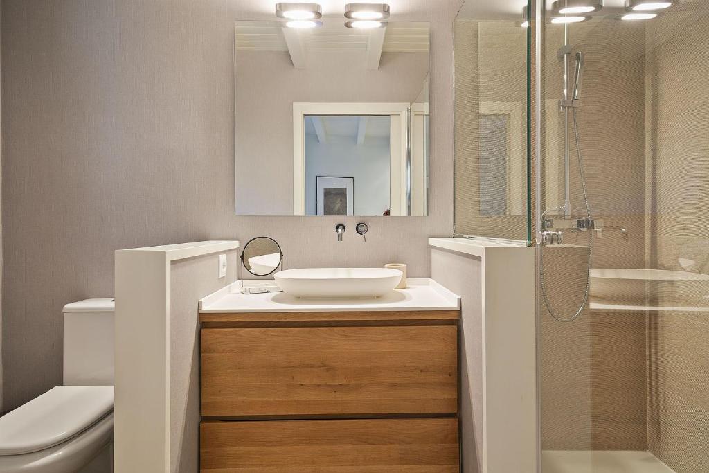 Kúpeľňa v ubytovaní Luderna - Apartamento con terraza Orri A8