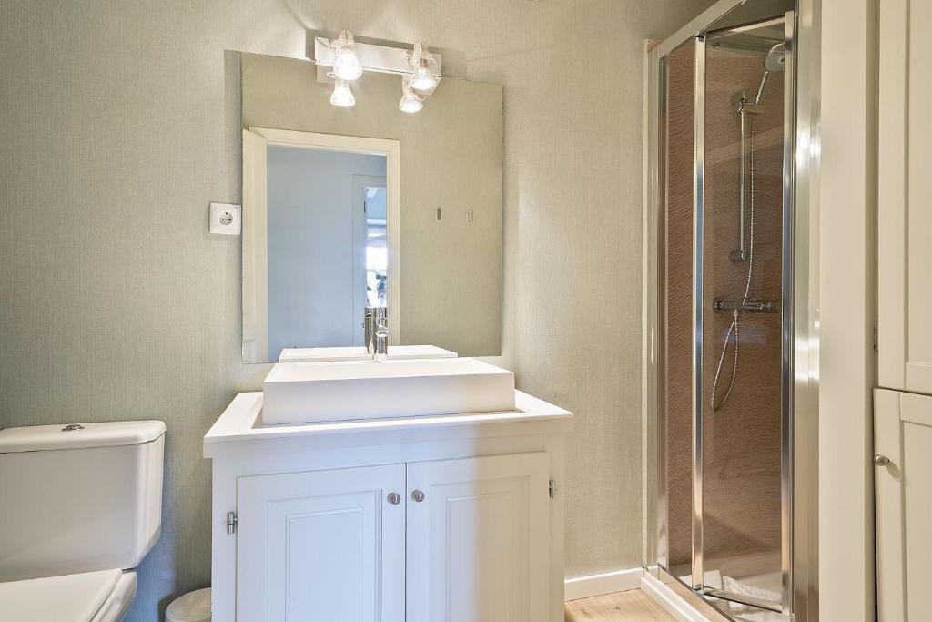 Kúpeľňa v ubytovaní Luderna - Apartamento con terraza Orri A8