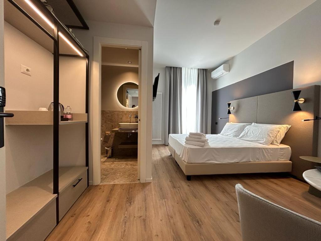 una camera con letto e un bagno con lavandino di Hotel Porta Pia a Roma