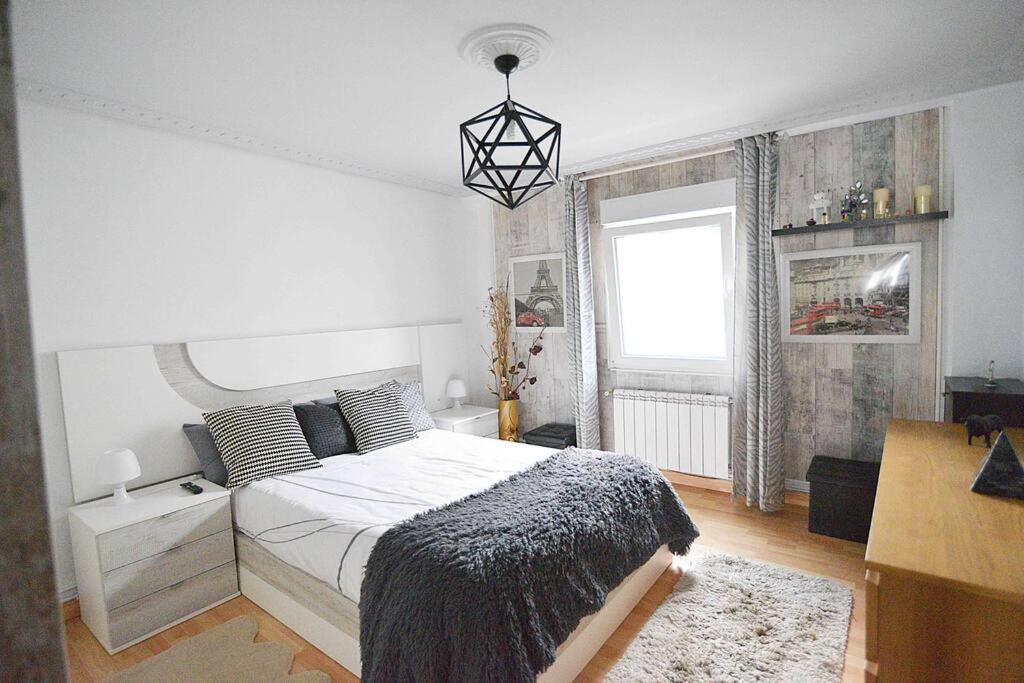 サンタンデールにあるEl apartamento de Emiliaの白いベッドルーム(ベッド1台、窓付)