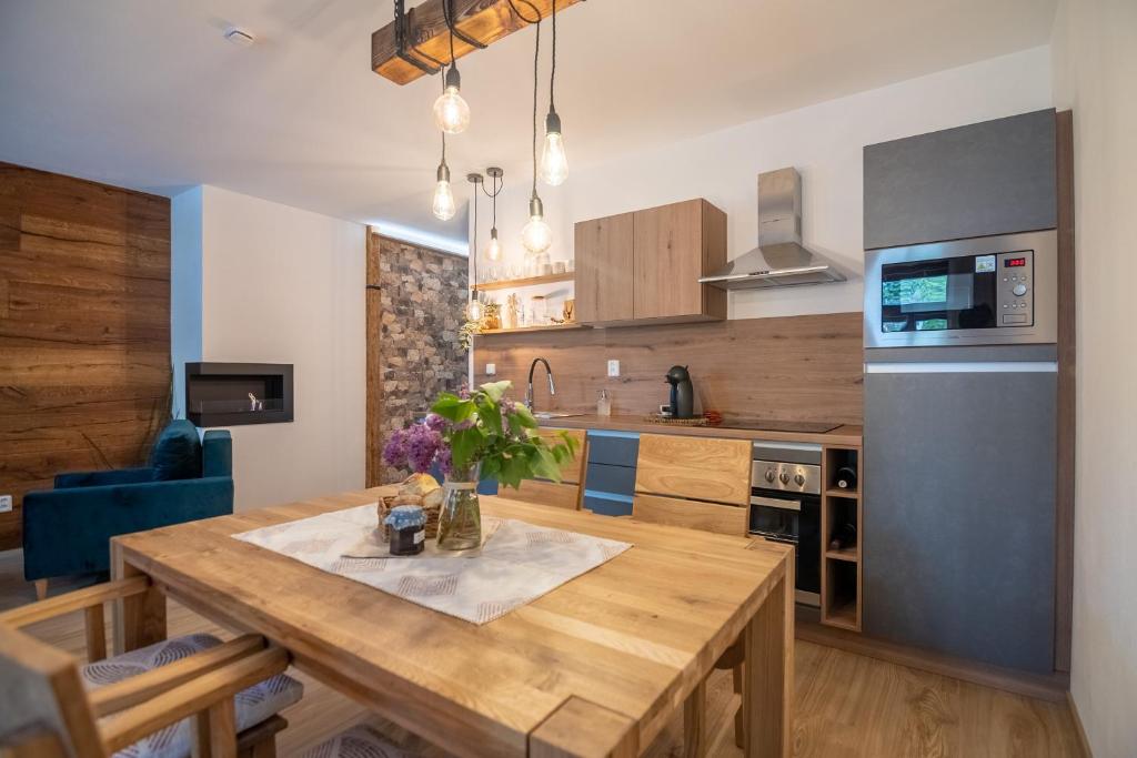 Kuchyň nebo kuchyňský kout v ubytování Apartmány Pernek