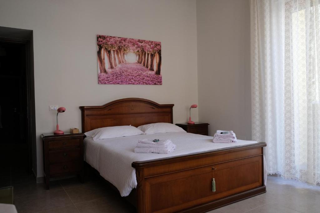 una camera da letto con un letto e due asciugamani di B&B ANNUNZIATA- Nel centro di Cosenza,vicino all' Ospedale Civile di Cosenza e alla Clinica Scarnati,con facilita' di parcheggio e servizi a Cosenza