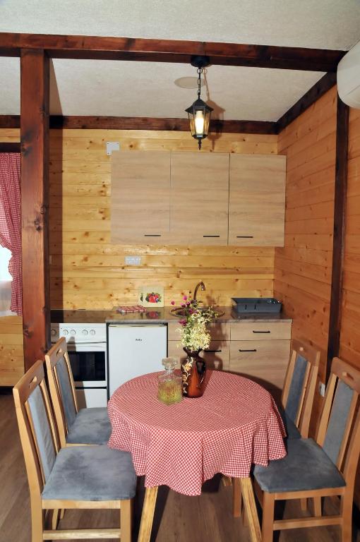 Kuchyň nebo kuchyňský kout v ubytování Milošev vajat - Miloš's cottage