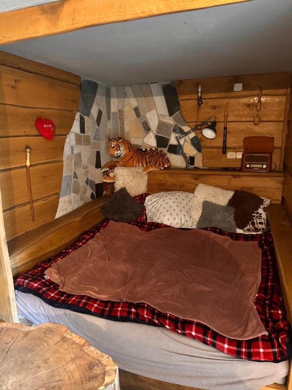 een bed met een kat erop bij Romantyczny apartament nad jeziorem in Kamień