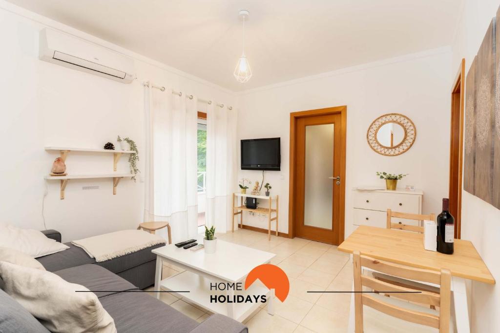 TV a/nebo společenská místnost v ubytování #083 Balcony with AC, Garden View 5min Beach