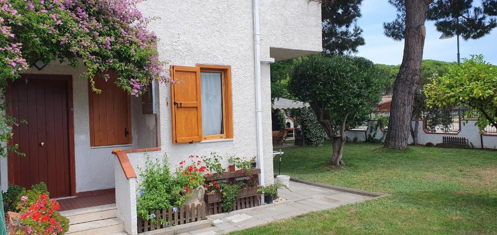 a house with a window and flowers in a yard at La casa di mare in Silvi Marina