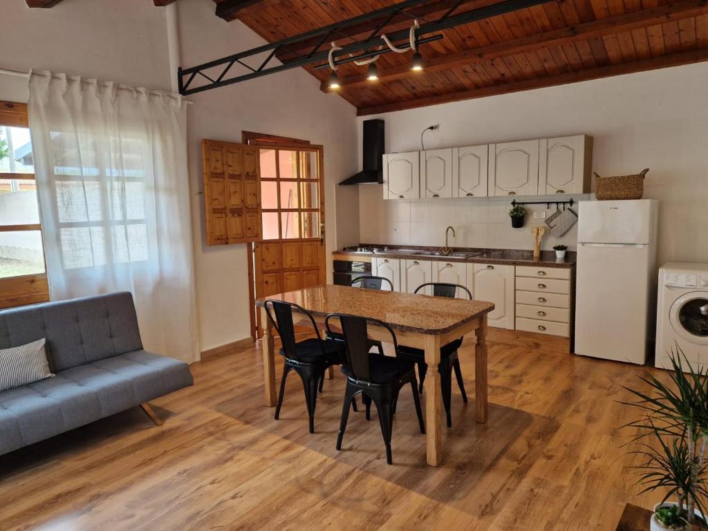 cocina y comedor con mesa y sillas en Villetta d' aMare, en Avola
