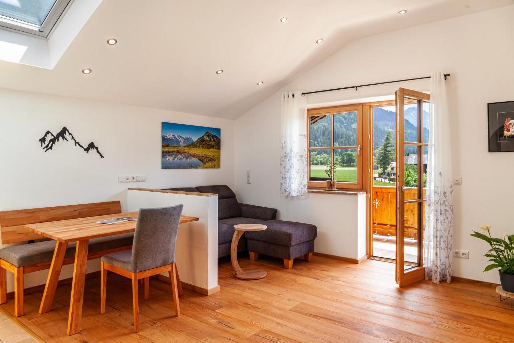 a living room with a table and a couch at Ferienwohnung Rosalie in Farchant