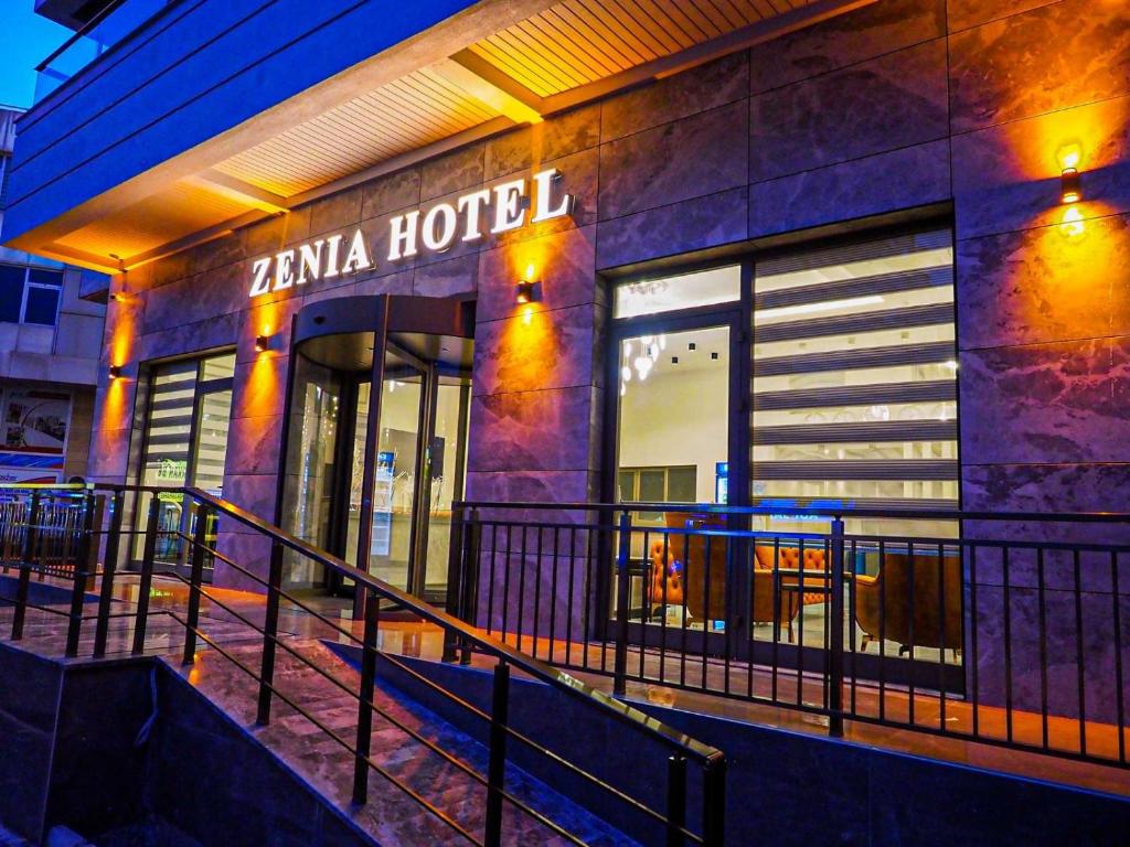 un hôtel avec un panneau sur le côté d'un bâtiment dans l'établissement ZENİA OTEL, à Antalya