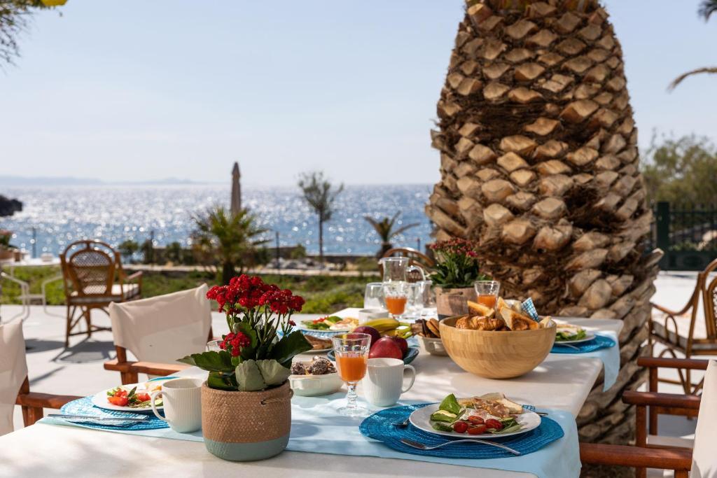 un tavolo con cibo sopra con vista sull'oceano di Naxos Beach Front Villa ''Moments'' ad Ambrami