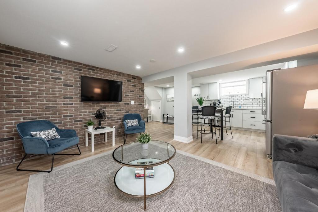 Hamilton Mountain Duplex on South Bend Road East, Hamilton (updated prices 2024)