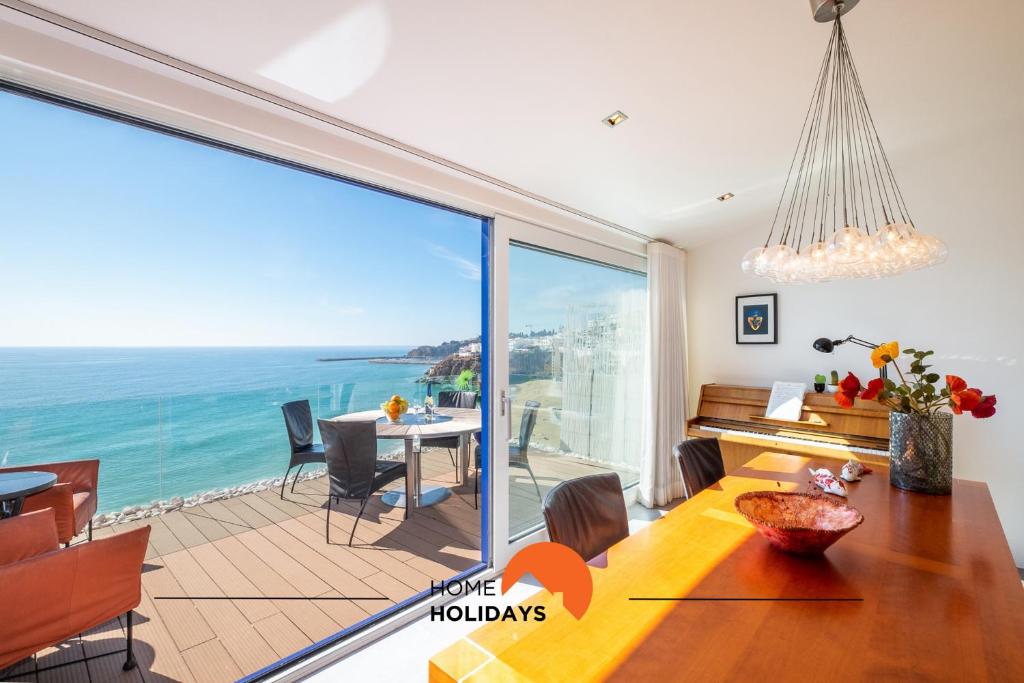 Un comedor con vista al mar en #041 Future House by Home Holidays, en Albufeira