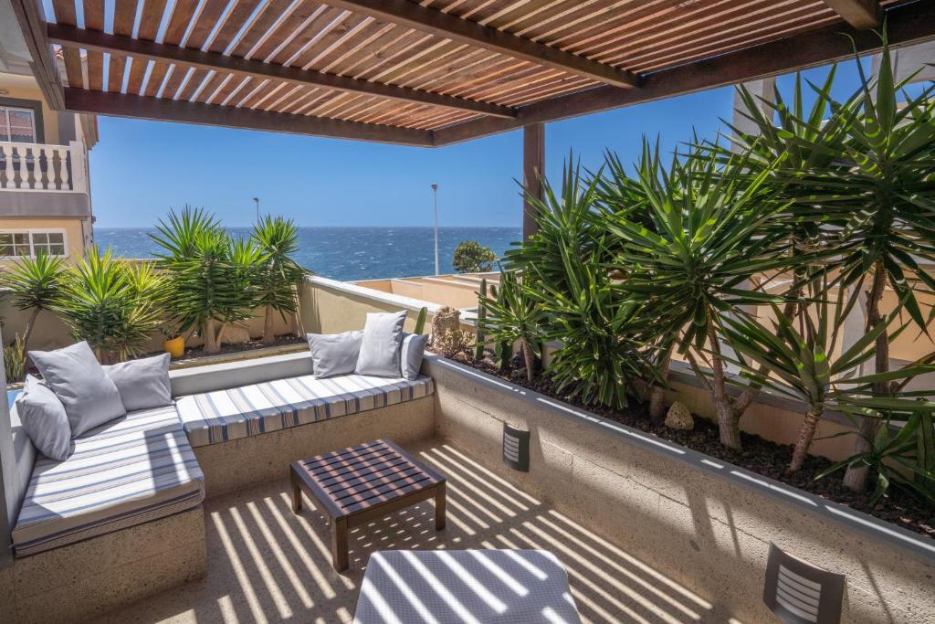 a balcony with couches and a view of the ocean at Medano Beach - Villa Playa in El Médano