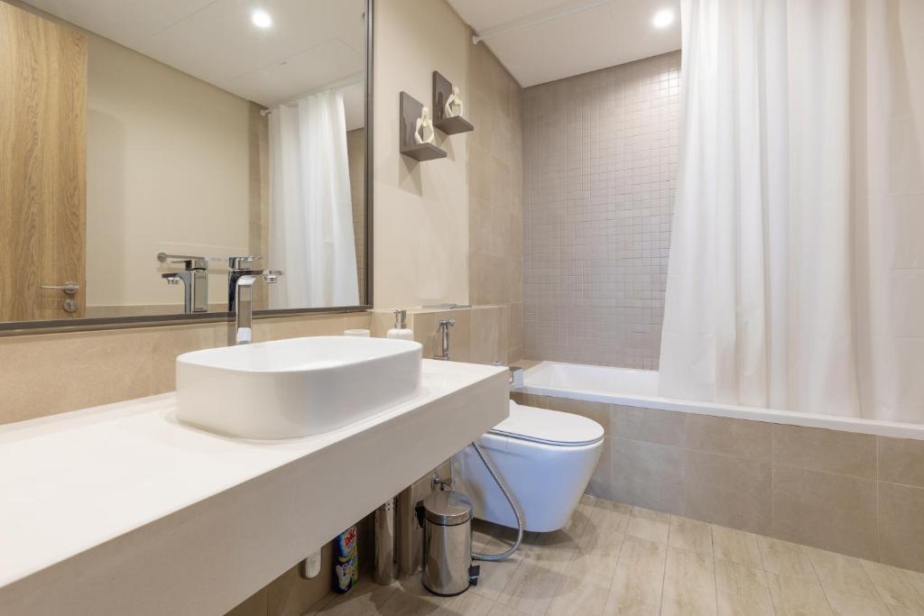 Fotografie z fotogalerie ubytování Lush 1BR in 1 Residences Dubai by GP Holiday Homes v Dubaji
