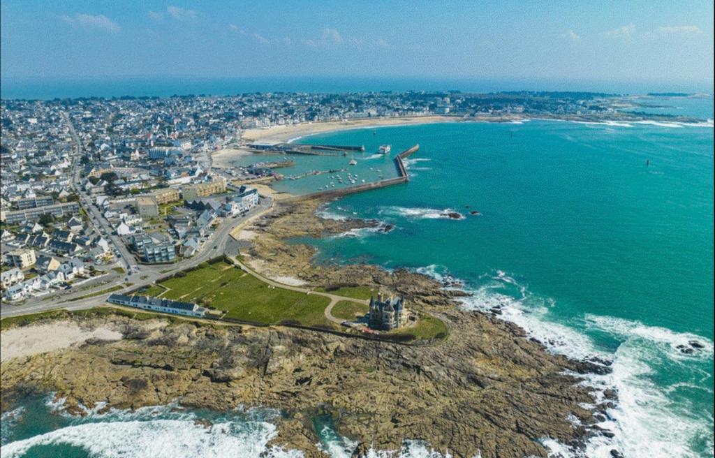 an aerial view of a city and the ocean at Grand appartement lumineux 4 pers. / vue mer / Wifi inclus in Quiberon