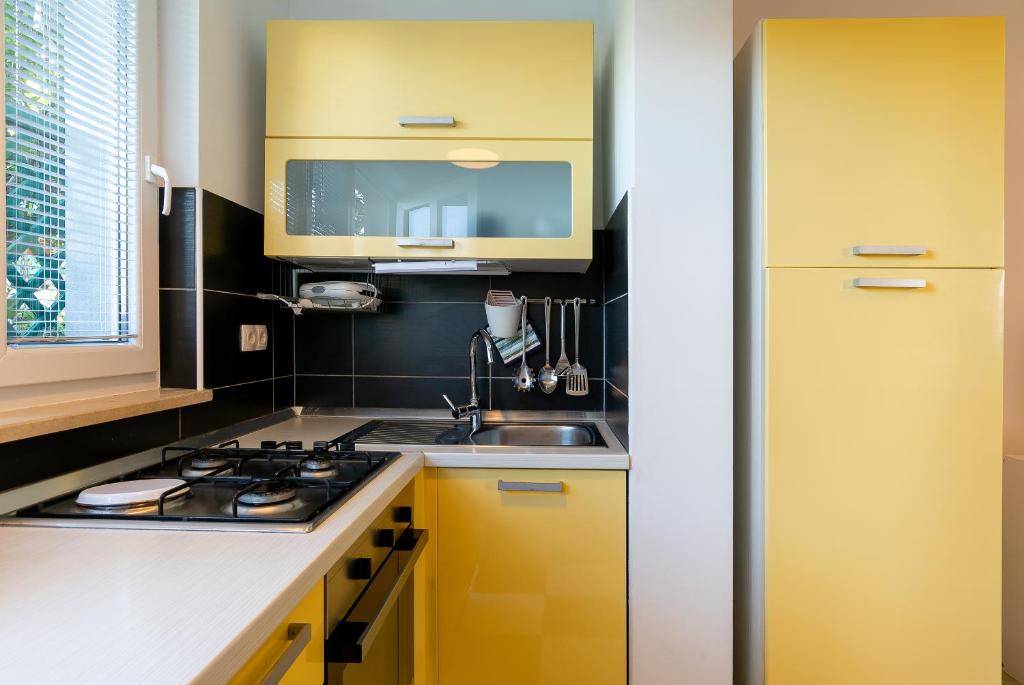 Kuchyň nebo kuchyňský kout v ubytování Apartments Karisima