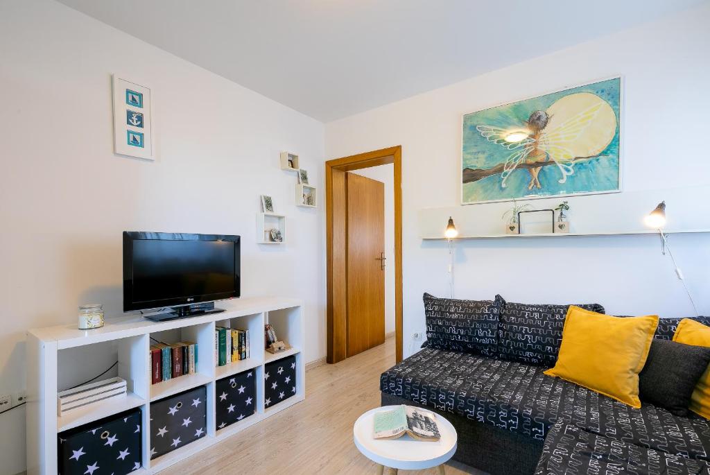 TV a/nebo společenská místnost v ubytování Apartments Karisima