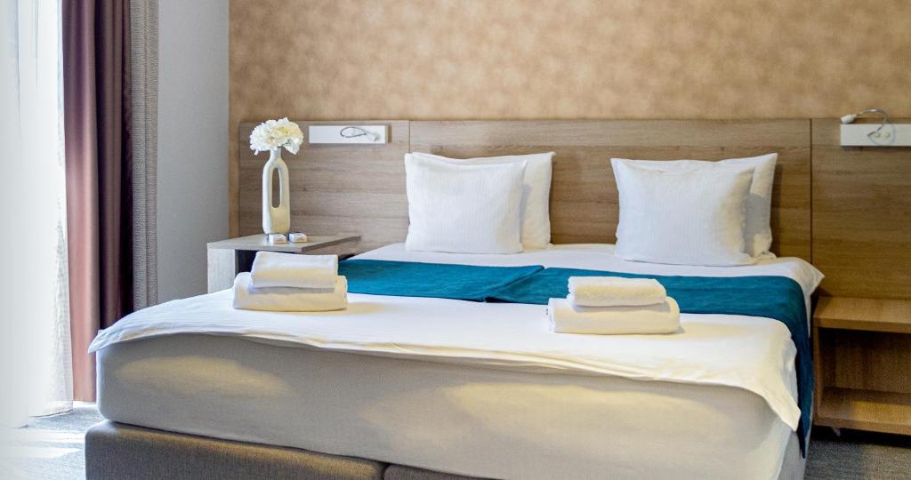 Postel nebo postele na pokoji v ubytování Garni Hotel Mint