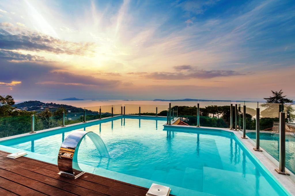 une piscine avec vue sur l'océan dans l'établissement Villa Eva, à Sorrente