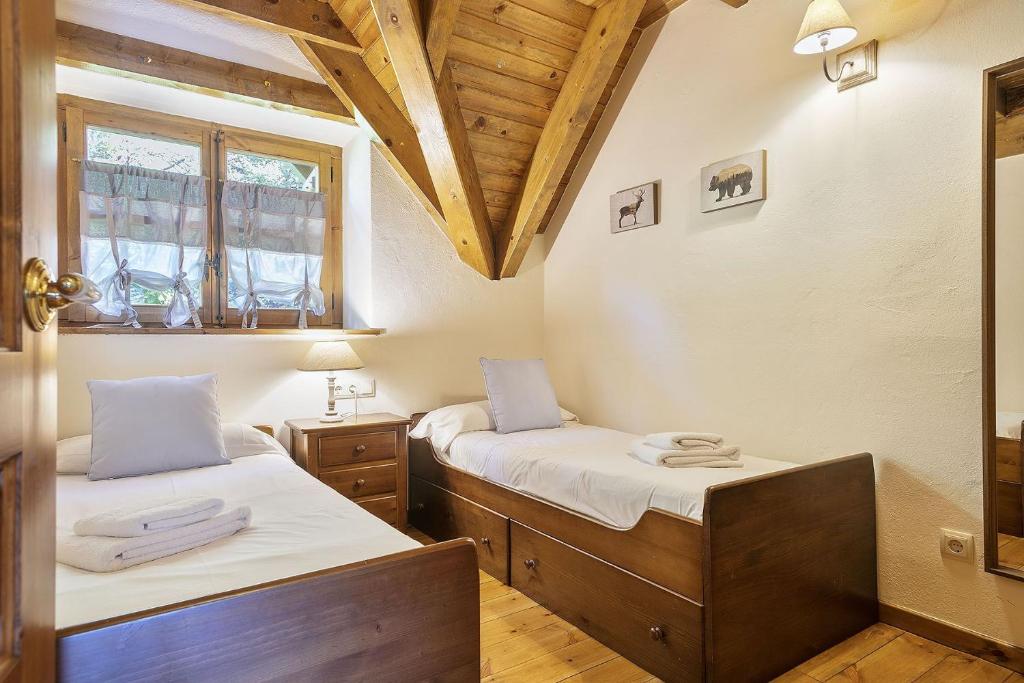Posteľ alebo postele v izbe v ubytovaní Luderna - Dúplex con terraza Esclòps